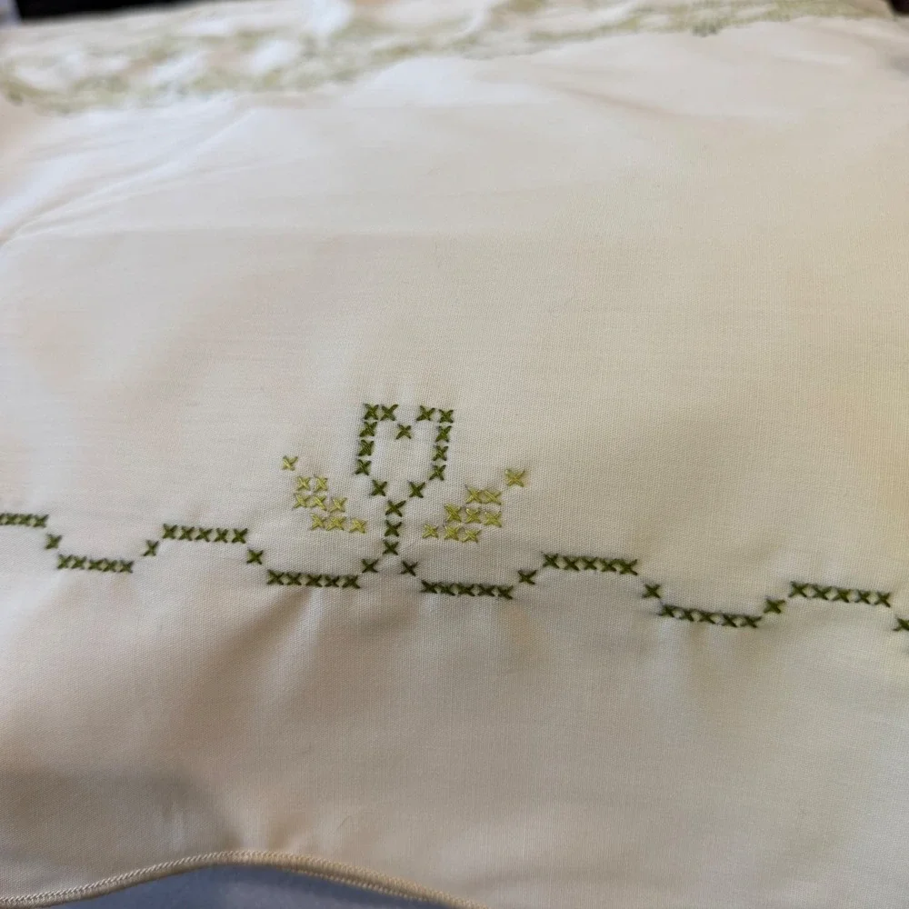 Vintage Green Cross Stitch Floral Embroidered Scalloped Cream Tablecloth 104x57